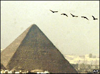 egypt%20bird%20flu%20pyramid%200307.jpg