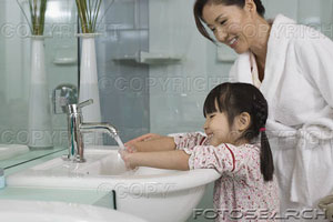 mother-helping-daughter-wash-hands--bxp211669.jpg